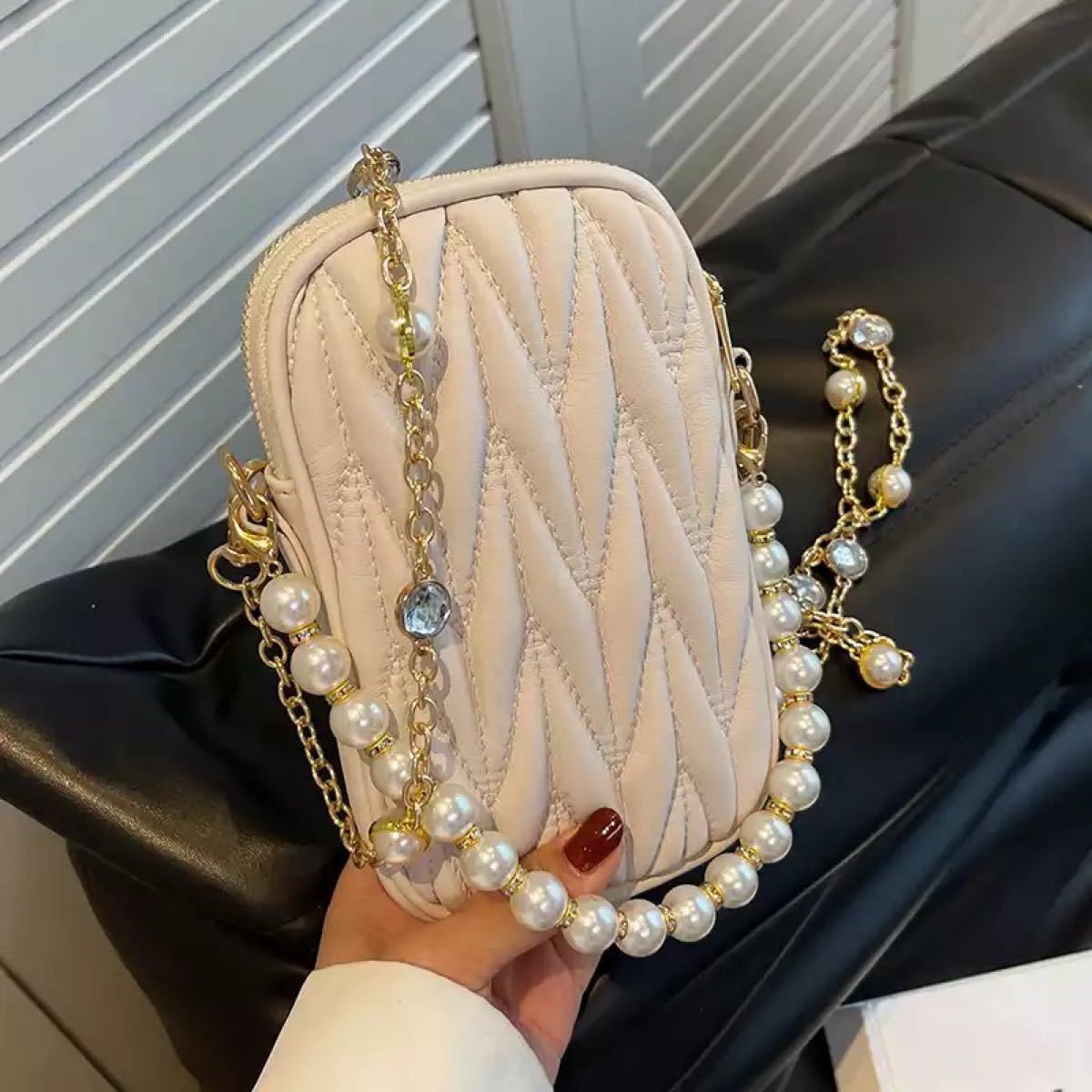 P20 MIUMIU風 パール付き ミニショルダーバッグ オフホワイト P20 MIUMIU風 パール付き ミニショルダーバッグ オフホワイト