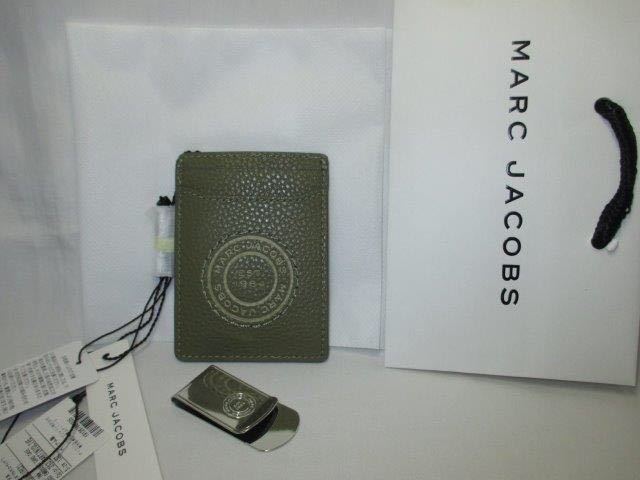 新品 ラッピングOK♪ マネークリップ マークジェイコブス MARC JACOBS カードケース＆マネークリップ メンズ 新作 オリーブ プレゼントに♪