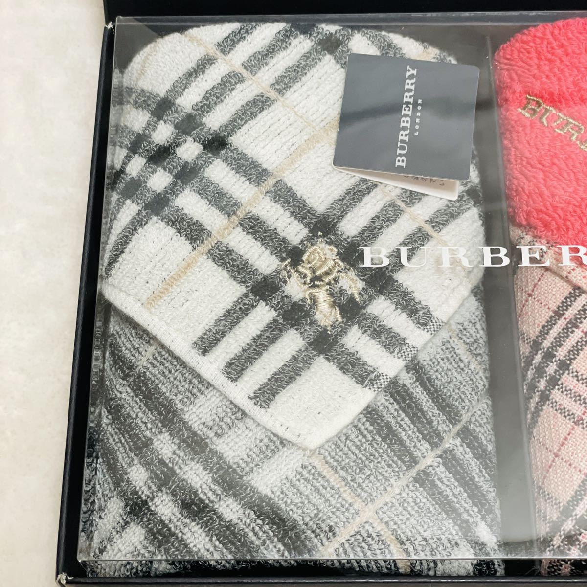 2515-a◆即決！ギフトラッピング無料★新品未使用 バーバリー Burberry タオルハンカチ 2枚セット 箱入り ノバチェック 生産販売終了希少品_画像2