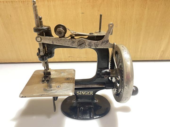 USED antique Vintage SINGER singer toy sewing machine 