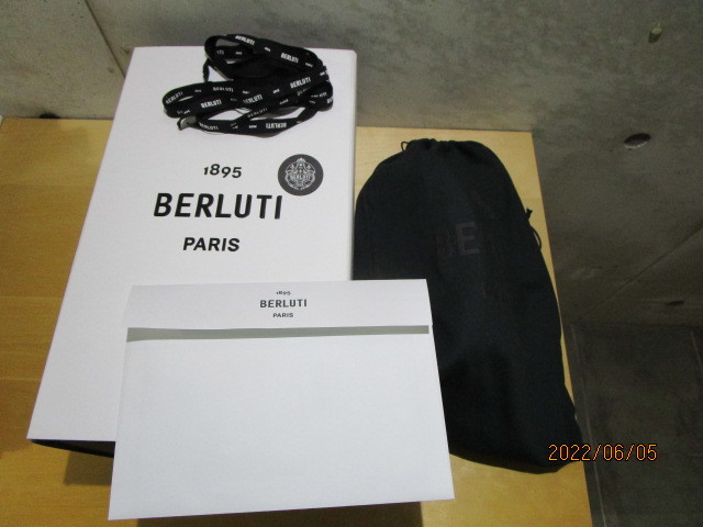即決!Berluti ベルルッティ バレードレザー メッセンジャーバッグ 超美品_外箱・保存袋・購入時のインボイス