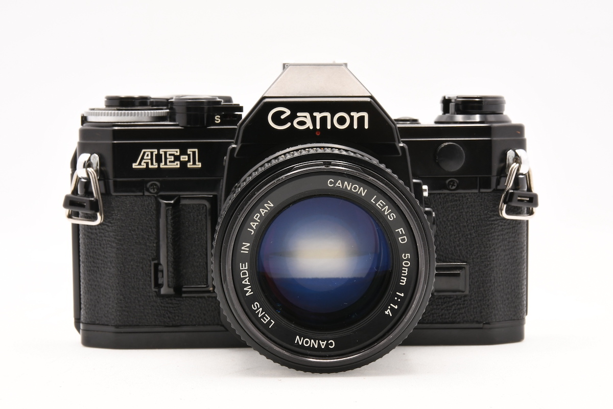 CANON AE-1 ブラック + CANON LENS NEW FD 50mm F1.4 キヤノン フィルムカメラ MF一眼レフ 大口径 標準単焦点レンズ ■02381_画像1