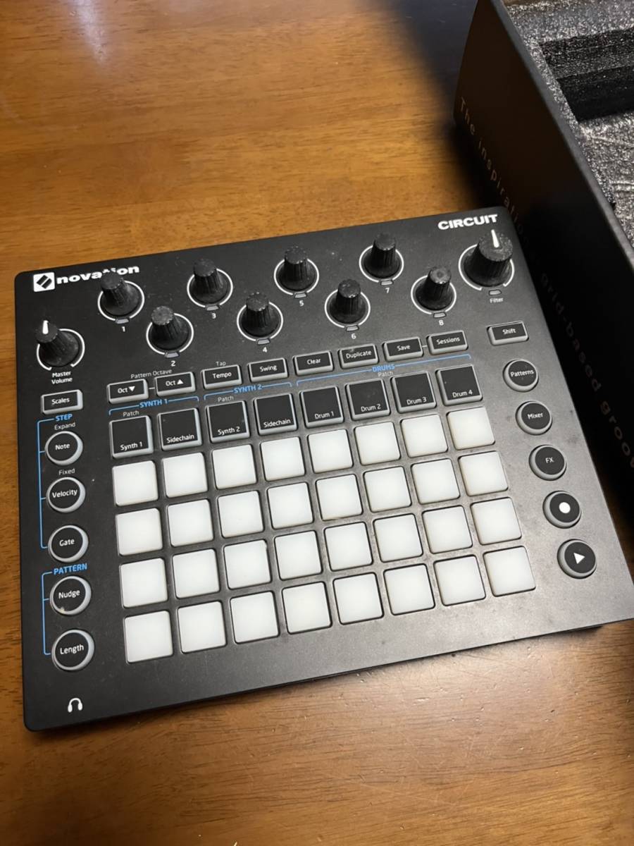 Novation ノベーション circuit グルーブボックス リズムマシン groove