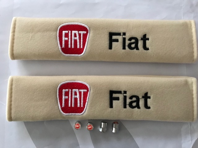 送料無料！さり気なく可愛い！FIAT　フィアットロゴ　シートベルトパッド＆タイヤバルブキャップセット　チンク　500