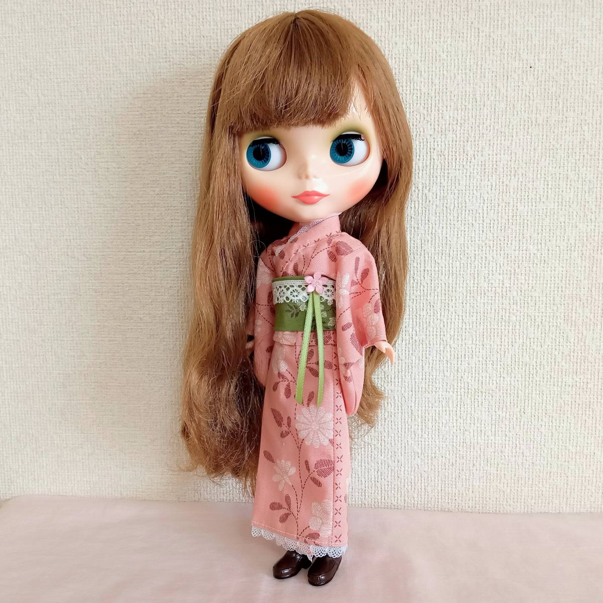 送料無料！ ハンドメイド ネオブライス・リカちゃんの服 「花柄のモダン着物セット ピンク（帯付き2点セット）」ブライス 服 浴衣 着物 _画像3