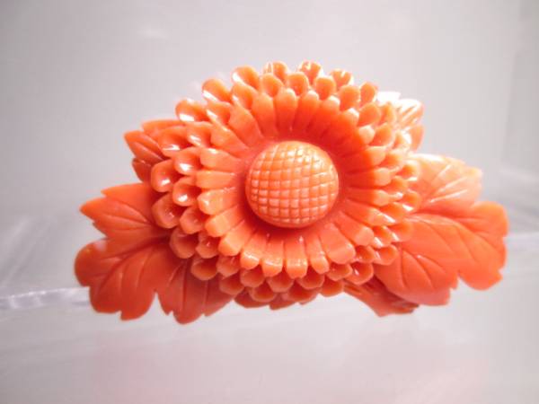 ☆本珊瑚 綺麗な菊花彫刻の帯留め 14g