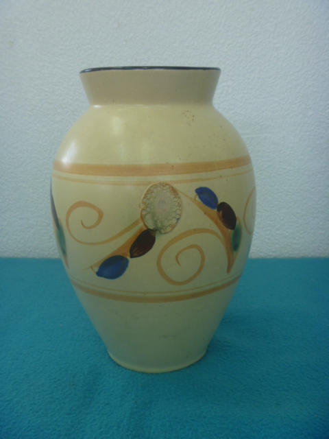 **.. vase cream color. ground . pattern height approximately 18.5. just a little dirt equipped 