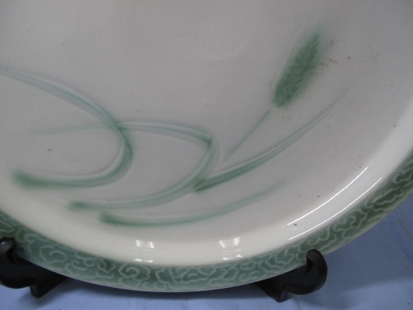 時代物　青磁　大皿　直径38ｃｍ（110）重量2.6ｋｇ　飾り皿　骨董品　古い　在銘有　古美術