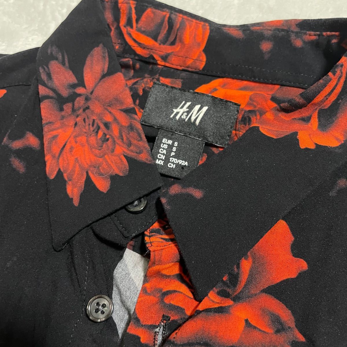 【おすすめ】H &M レーヨンシャツ　花柄　ブラック　オシャレ