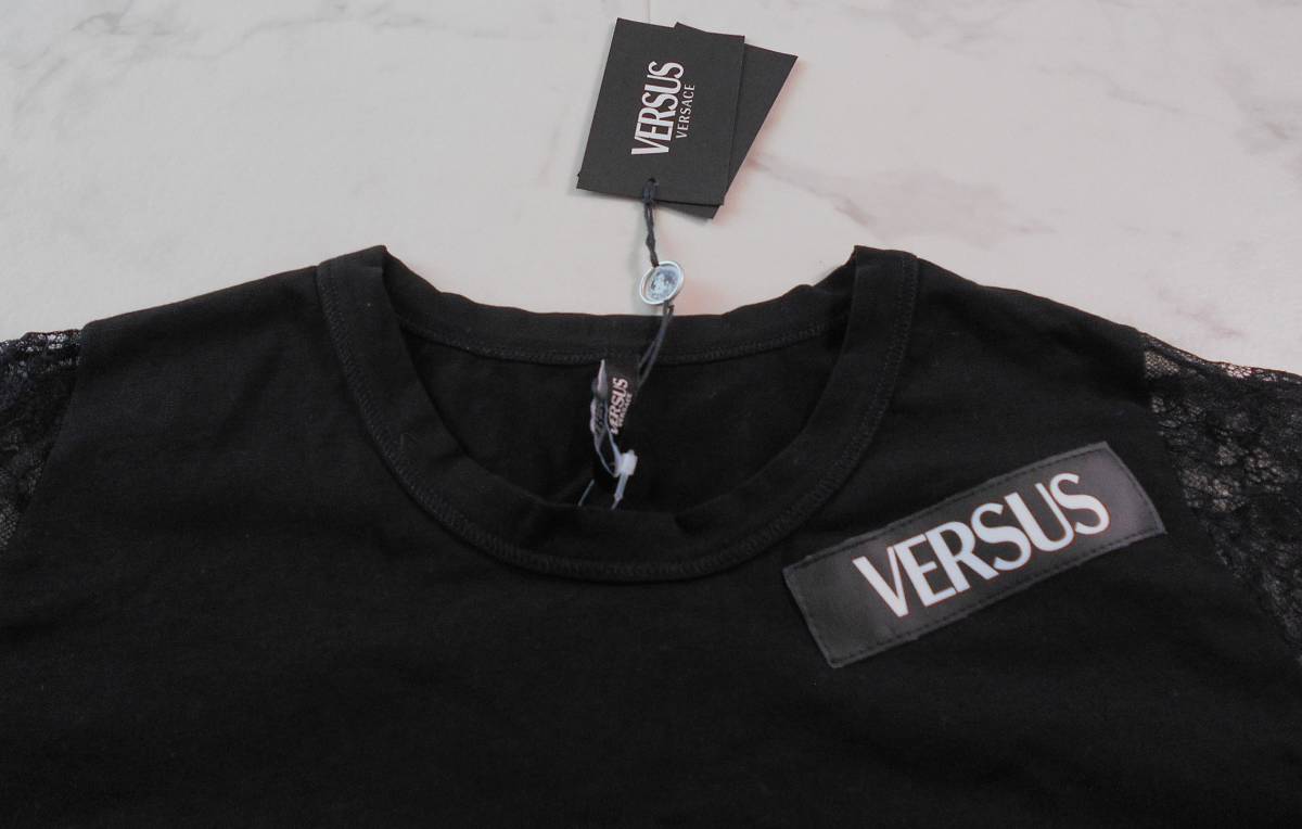 VERSUSのブランドワッペン付き