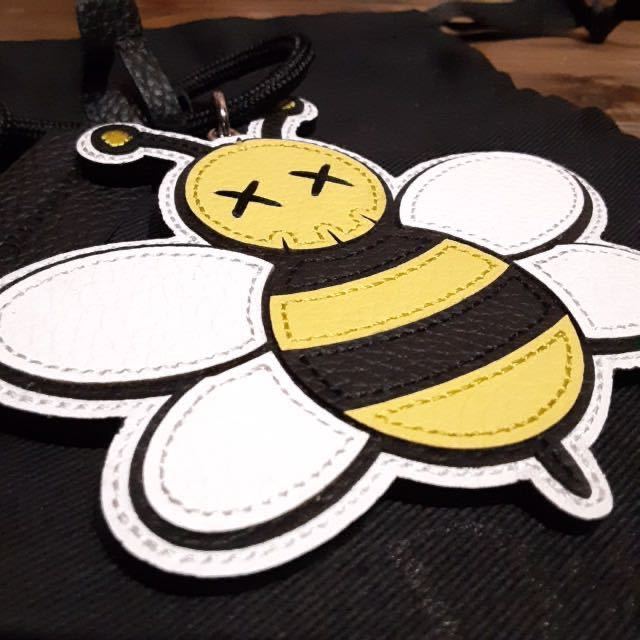 値下げ25日まで 送料無料 DIOR HOMME KAWS BEE CHARM KEYCHAIN 値下げ25日まで 送料無料 DIOR HOMME KAWS BEE CHARM KEYCHAIN