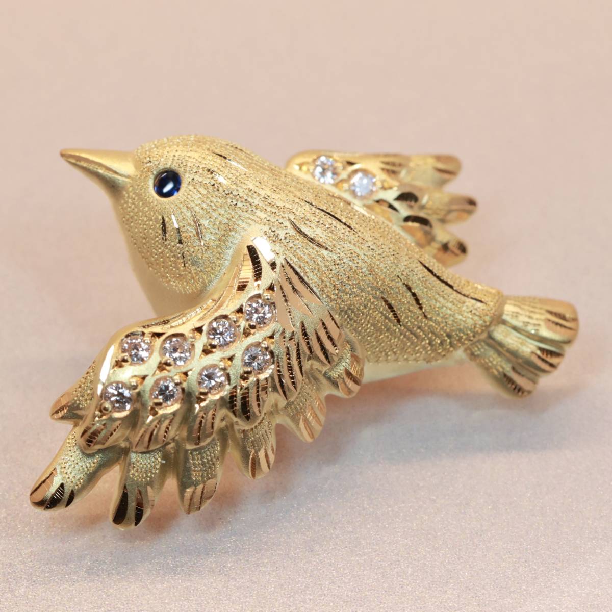 クーポン割引 彫金 K18 バード ピンブローチ サファイア ダイヤモンド 小鳥 ブローチ ブローチ/コサージュ