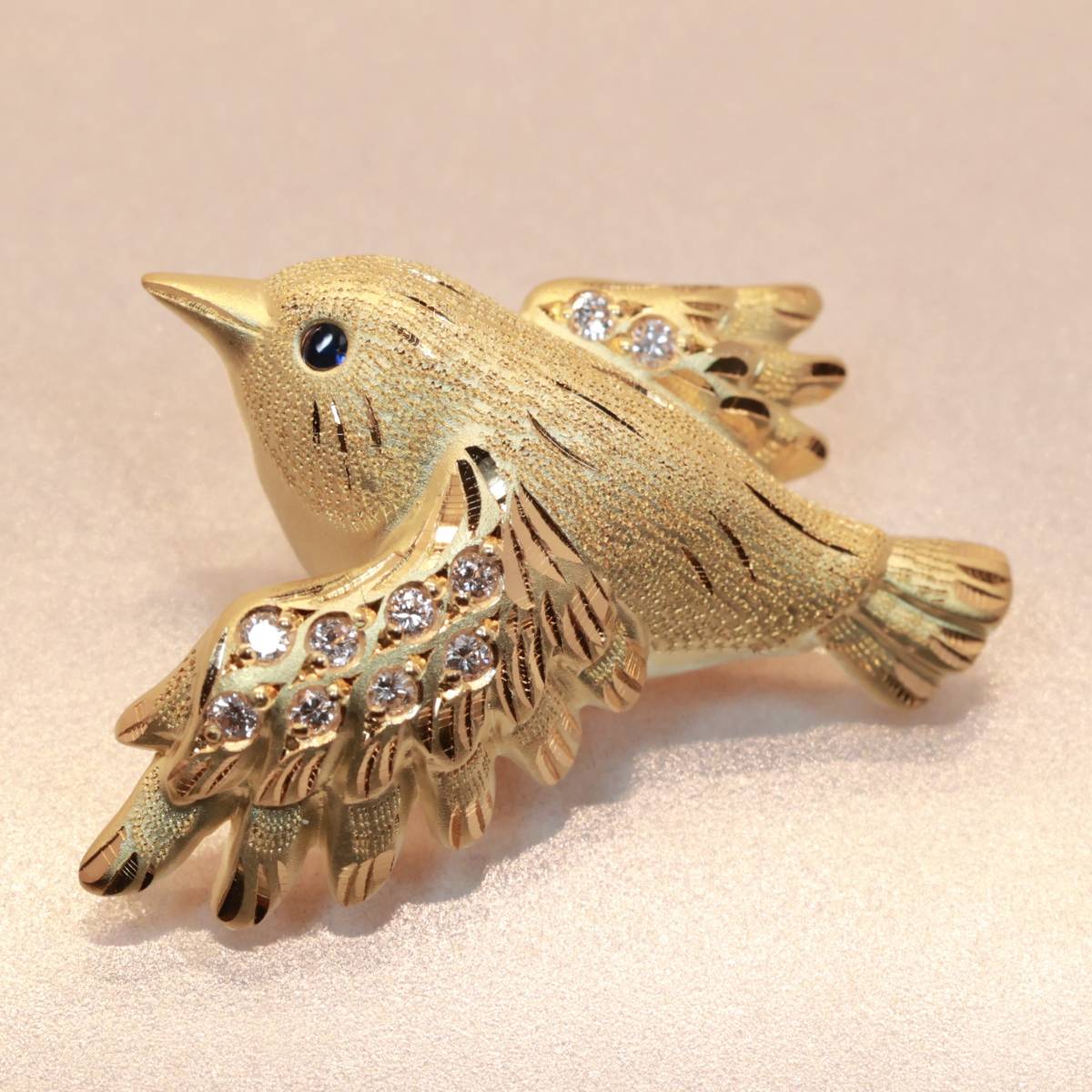 K18 彫金 バード ブローチ 小鳥 ダイヤモンド サファイア ピンブローチ