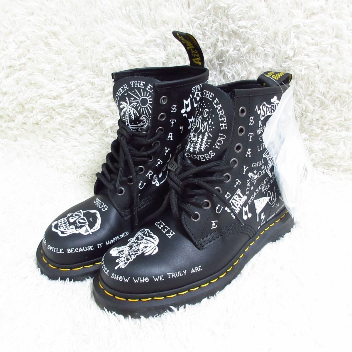 週末限定タイムセール》 DR.MARTENS 8ホールブーツ 花柄ベージュ×黒