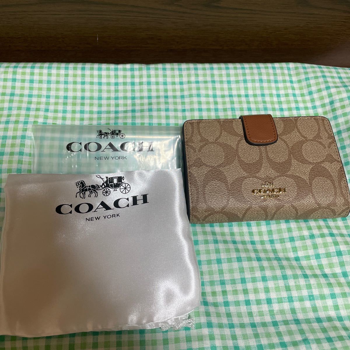 只今お値下げ中です！　　美品です。未使用　コーチ　coach  二つ折り財布。