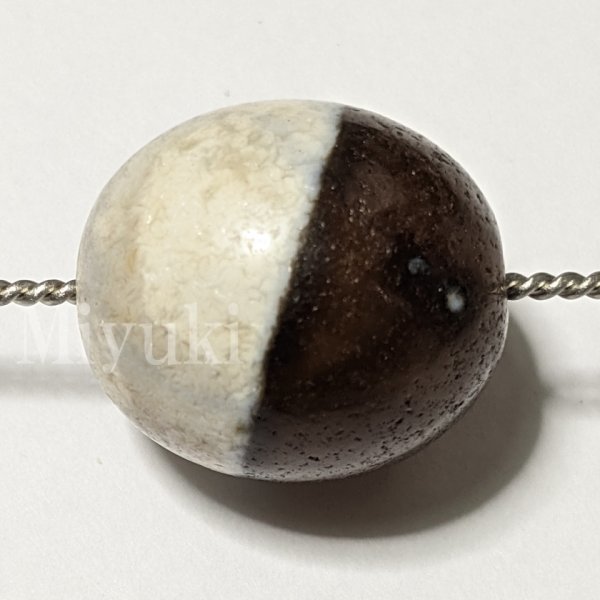 御幸天珠 BA06677 馬蹄痕 黒白天珠 19x18mm 黒から白へ 陰陽 天地 風化