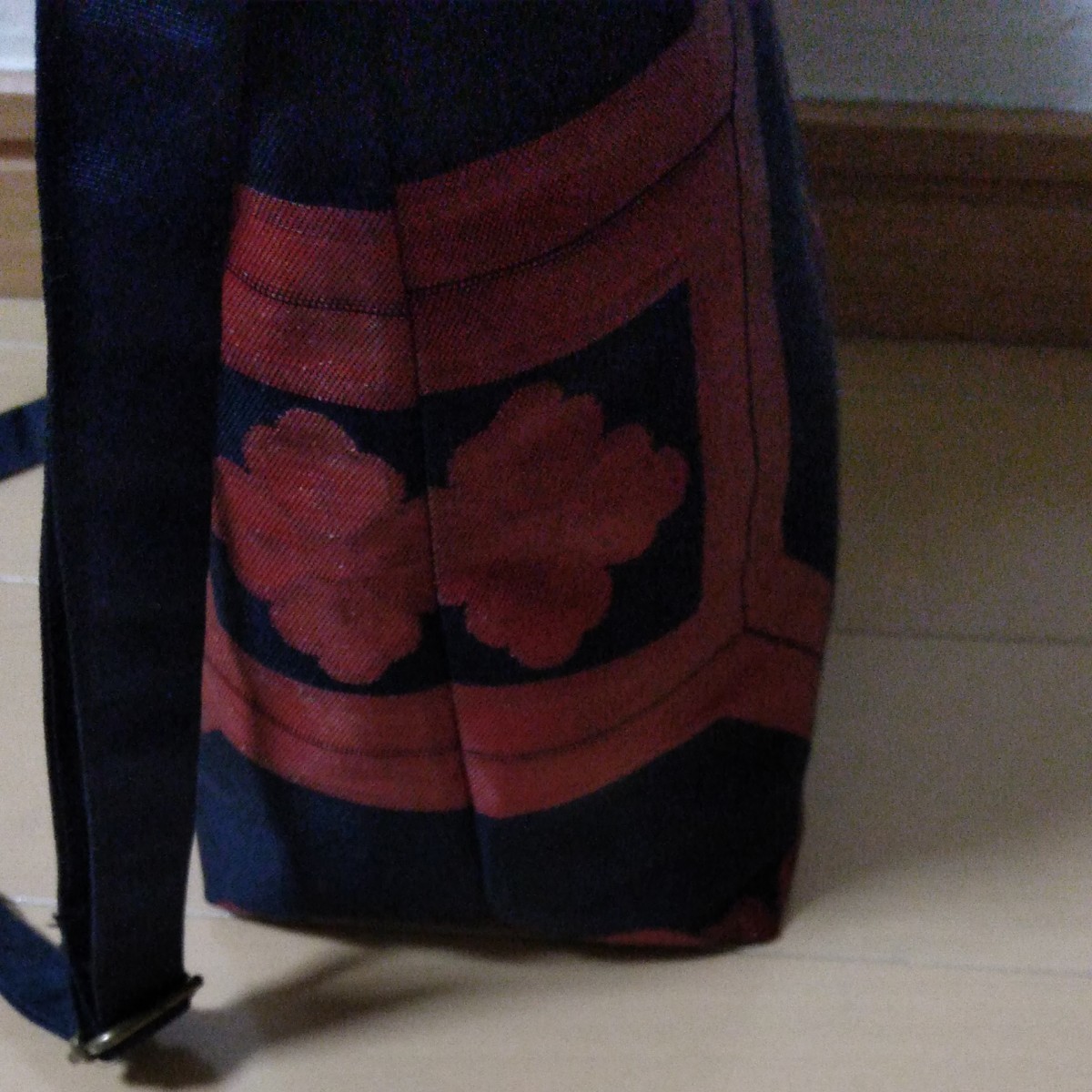 帯リメイク2ウェイバッグ(黒に赤い花柄)
