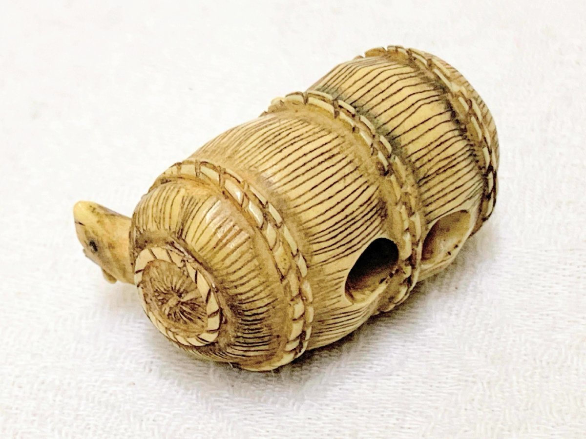 10690/時代提物 象牙風 鼠と米俵 からくり俵ねずみ根付 鹿角彫刻 時代