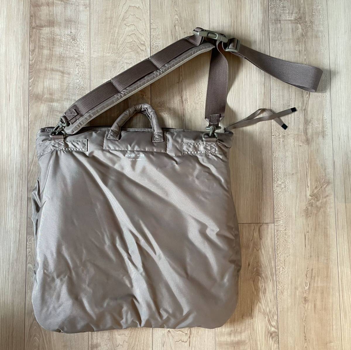 PORTER × HYKE HELMET BAG LARGE 19233 Sand Stone / sacai kolor toga