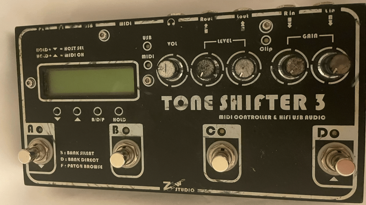 * TONE SHIFTER 3 audio interface + MIDI foot controller *