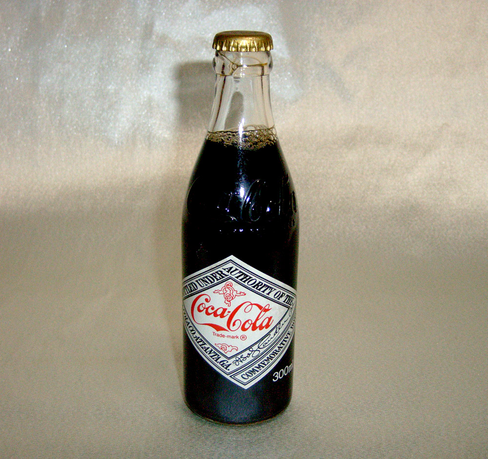 送料無料！25周年記念（1956～1981）コカ・コーラボトル300ml_画像1