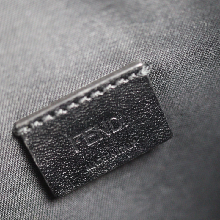 美品 FENDI フェンディ 7N0106 A9ZC セカンドバッグ エンボスレザー