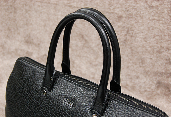 定価¥90,200 美品 ヒューゴボス HUGO BOSS 極上の牛シボ革 メタルロゴ