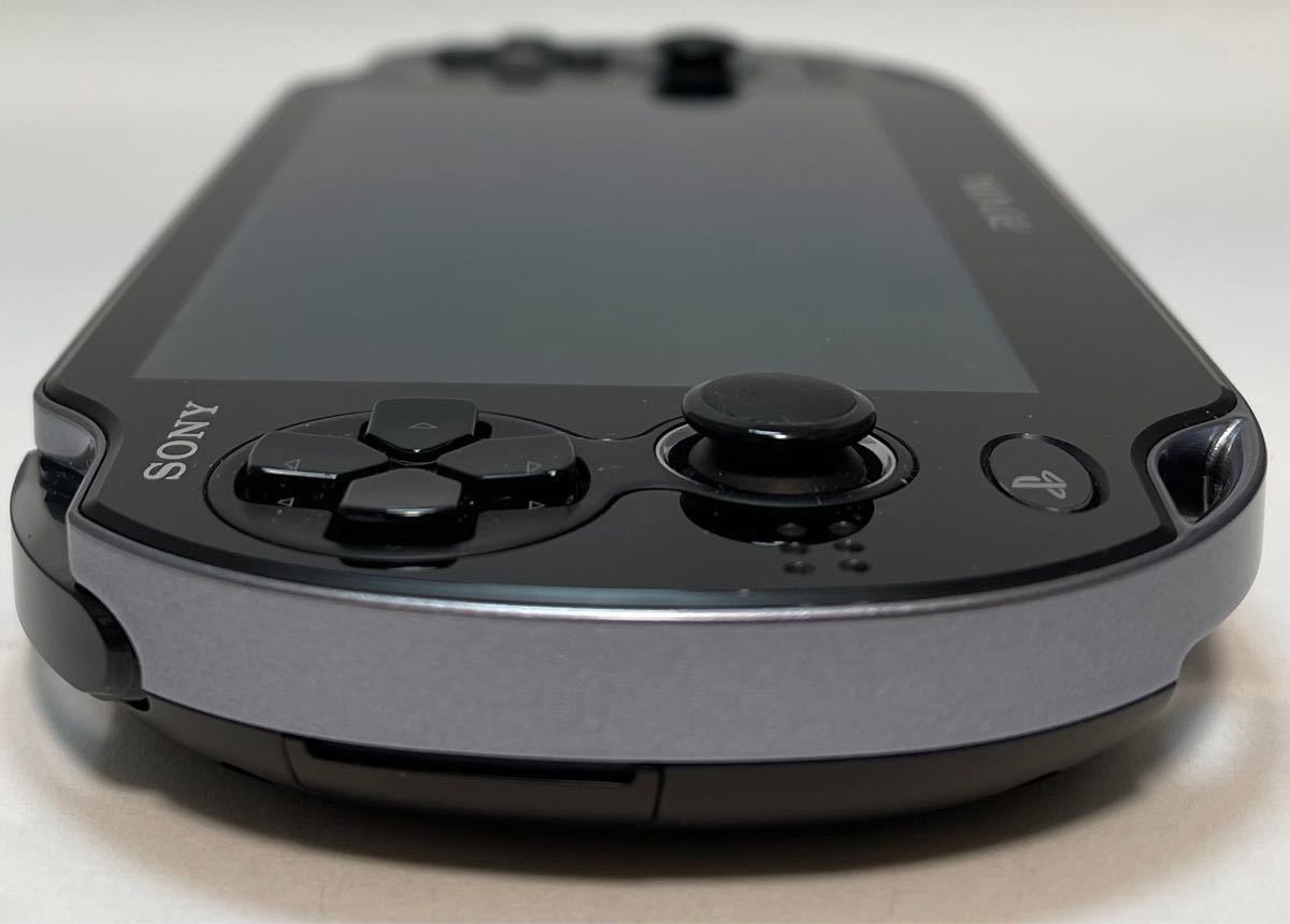 PS Vita 本体　PCH-1100 ブラック　4GBメモリーカード付