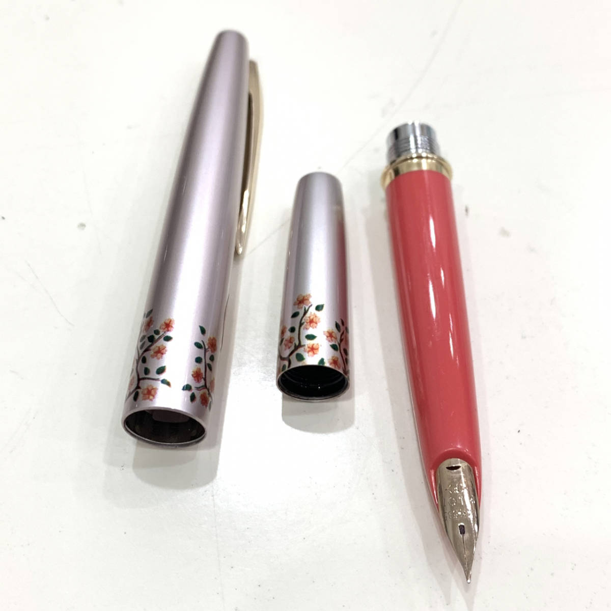 未使用品 PILOT パイロット 花柄 万年筆 F 細字 14K 585 14金 ペン先 インク無し コンパクト 軽量 筆記用具 文房具 コレクション 480_画像2