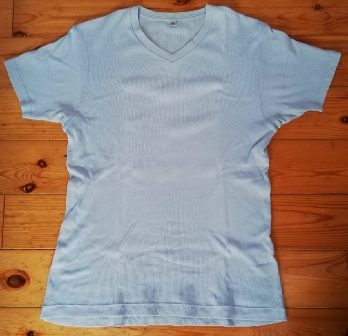 UNIQLO（ユニクロ）のVネックTシャツ（細身のMサイズ・中古）★送料込み