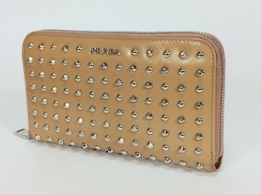 送料無料 【極美品】 PRADA プラダ 長財布 レザー×スタッズ ベージュ