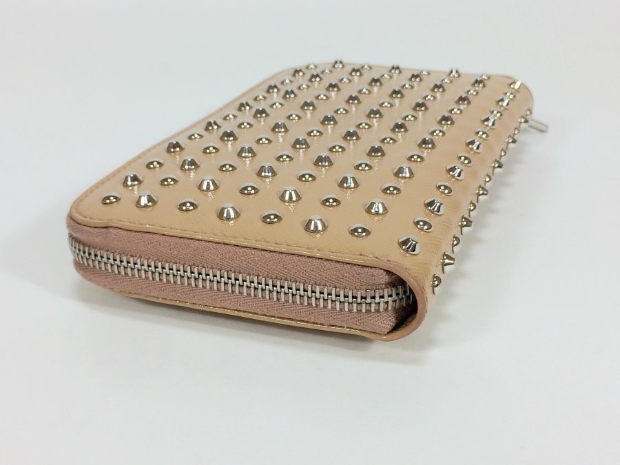送料無料 【極美品】 PRADA プラダ 長財布 レザー×スタッズ ベージュ