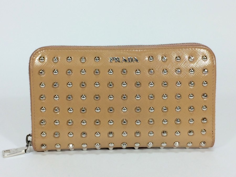 送料無料 【極美品】 PRADA プラダ 長財布 レザー×スタッズ ベージュ