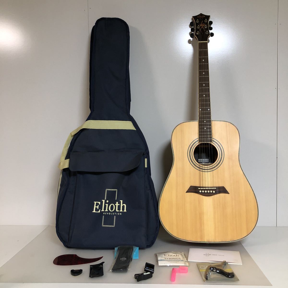 Z180 Elioth エリオス　アコースティックギター ソフトケース付き　ギター備品付き　アコギ　音楽　ミュージック_画像1