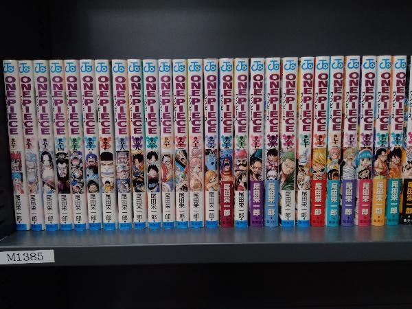 ONE PIECE　ワンピース　102巻セット。103巻欠品。関連本11冊付き。ヤケ、やや背表紙の変色あり、28巻の表紙にシミ、表紙折れがあります。_画像3