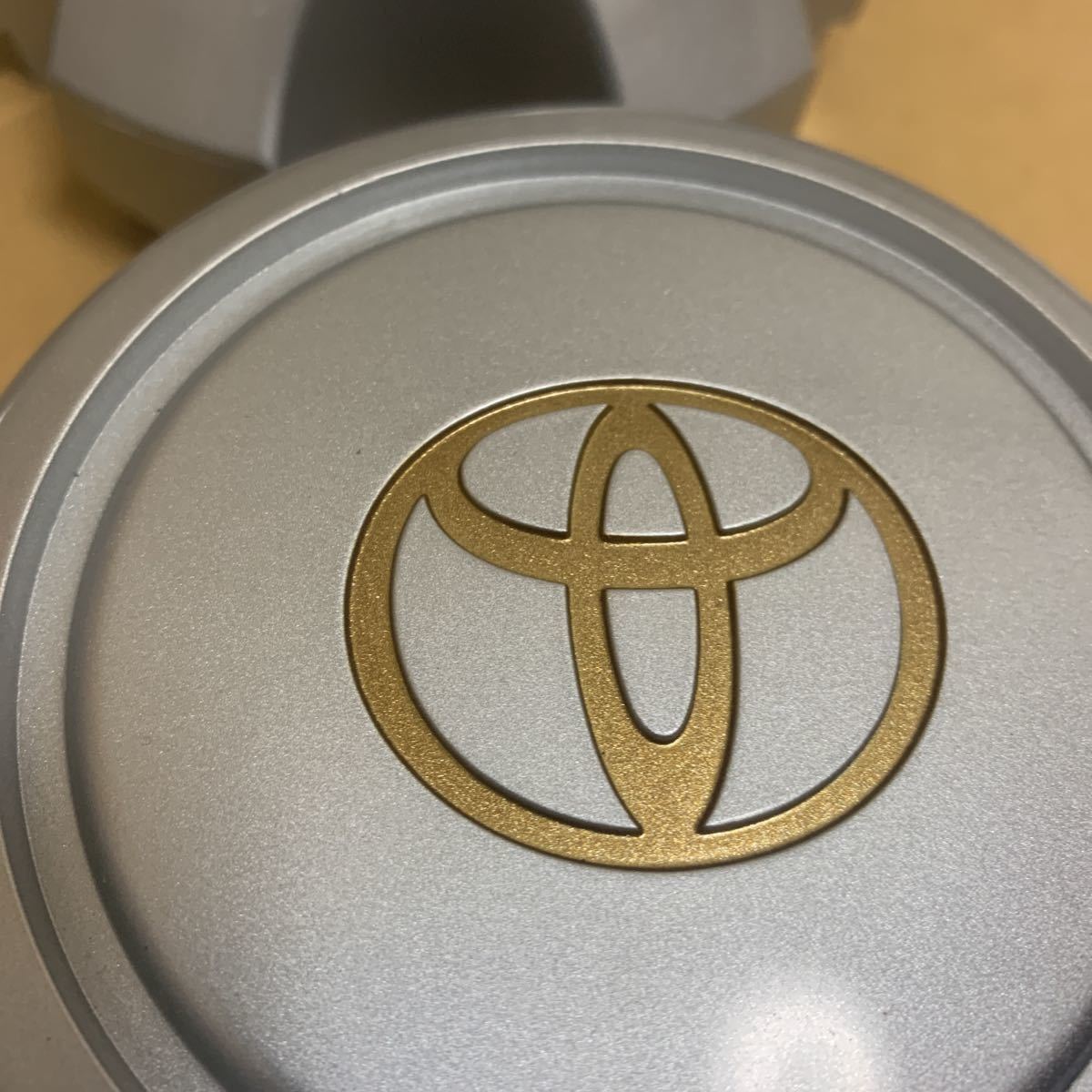 TOYOTA純正 ランドクルーザー80 (ランクル80 )ホイールセンター