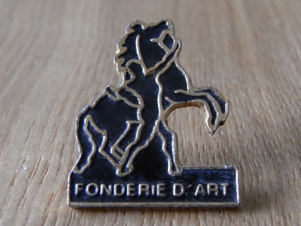 古いピンバッジ：馬丁に制される馬 彫刻 跳馬 馬 動物 ピンズ #S_画像1