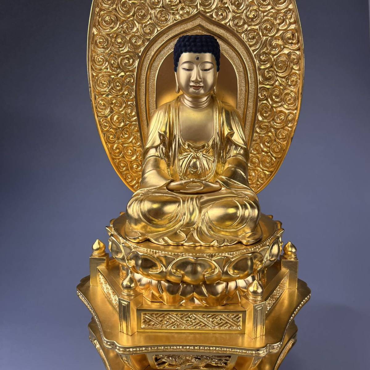 仏教美術 木彫 彩色 阿弥陀如来 高さ約54cm 塗金 玉眼 鍍金 仏像 細密