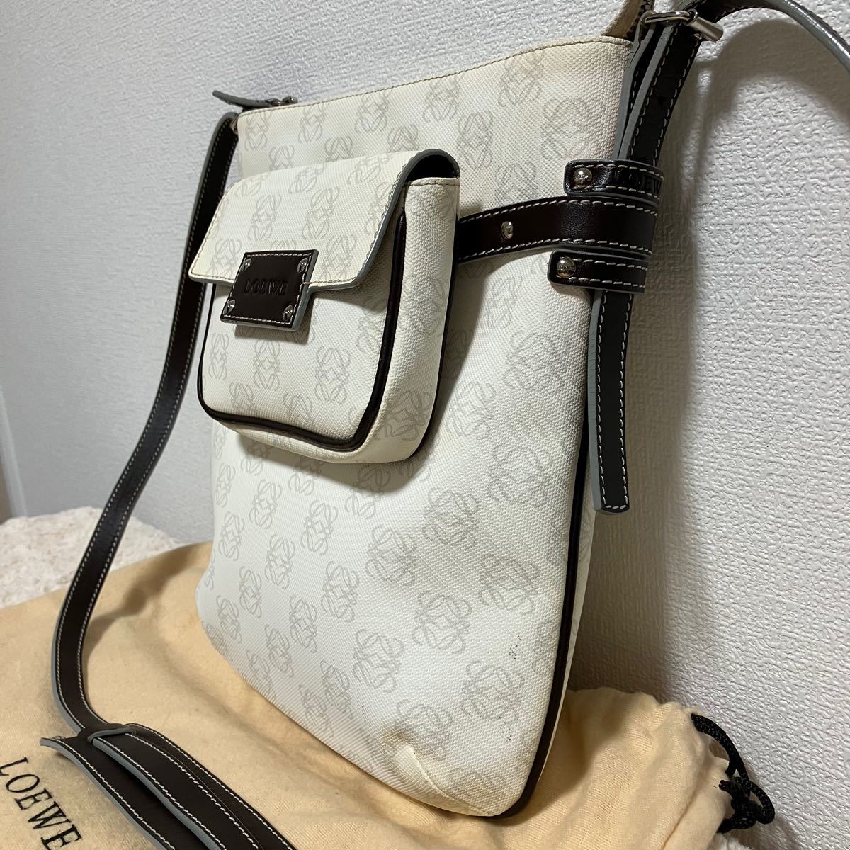 LOEWE ロエベ ショルダーバッグ アナグラム PVCレザー ホワイト LOEWE ロエベ ショルダーバッグ アナグラム PVCレザー ホワイト