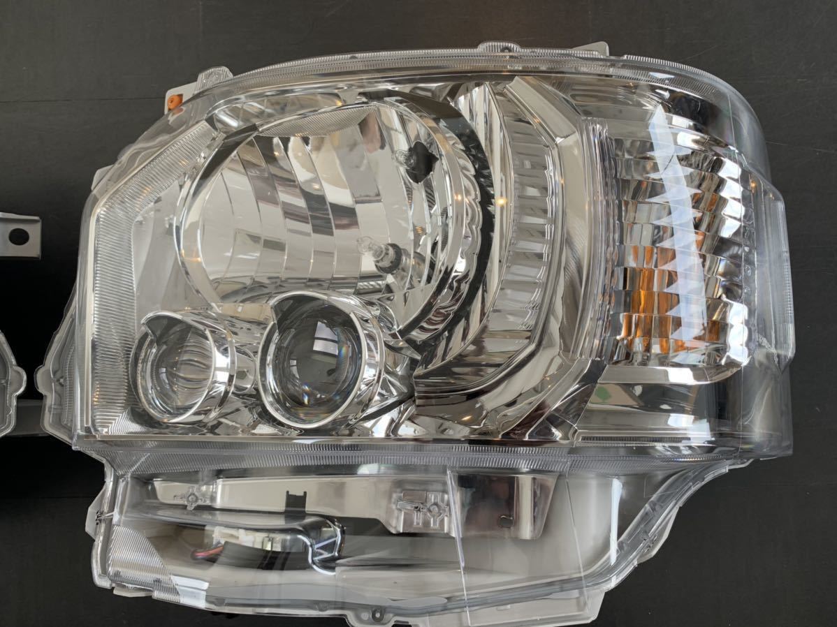 送料無料】【新車外し】200系ハイエース トヨタ純正LEDヘッドライト
