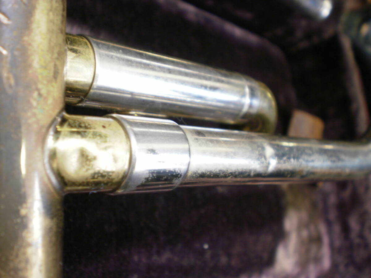 F.E.Olds　L-10　Special　TRUMPET_ベル付け根の凹み