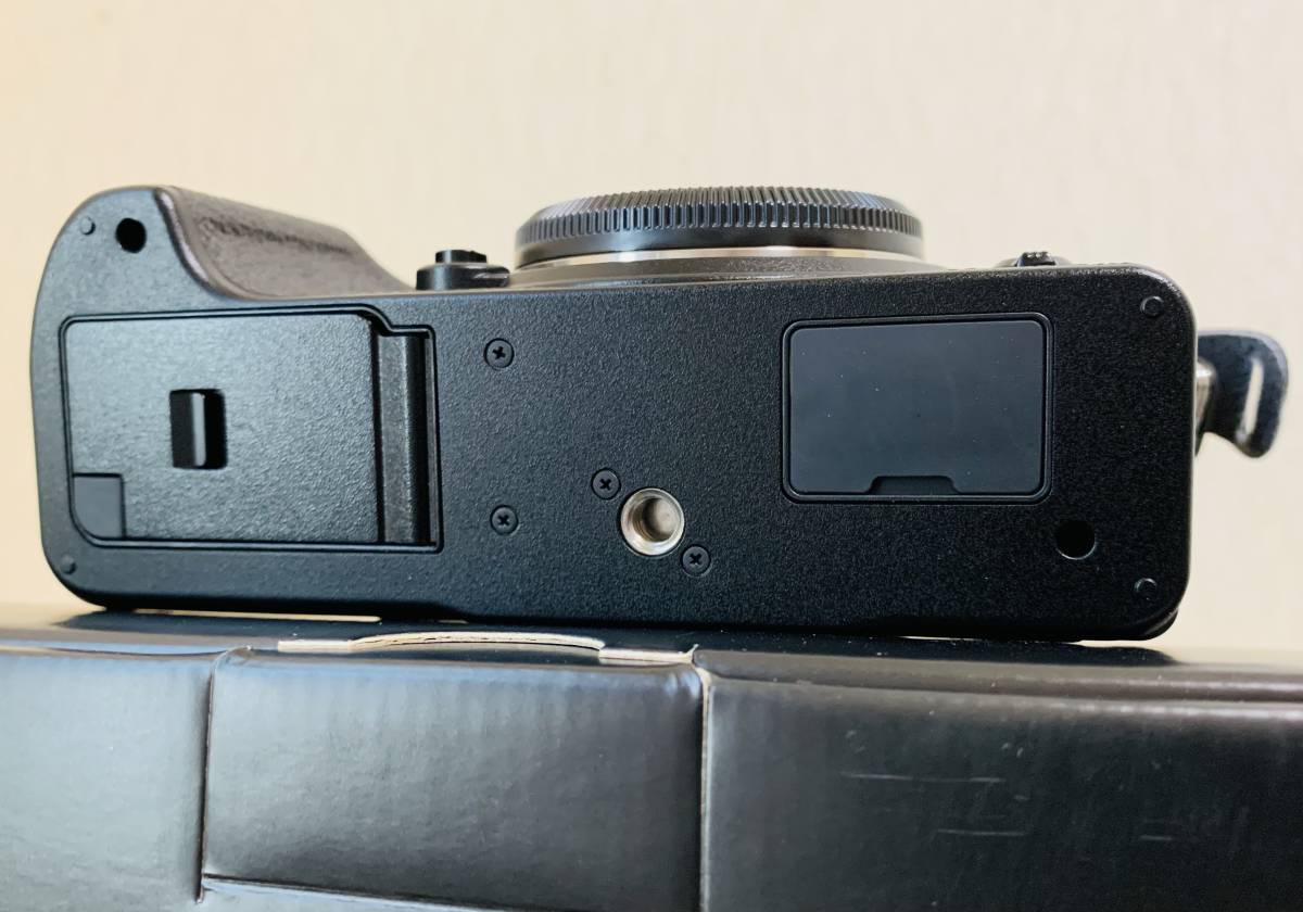 【送料無料】FUJIFILM 富士フィルム X-T4 ミラーレス 一眼カメラ ボディ ブラック　撮影枚数:2325枚【美品】_画像8