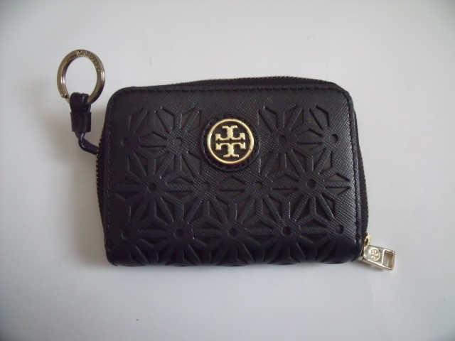 美品 訳あり◆ トリーバーチ ◆ TORY BURCH ◆ キーリング付き カービング レザー製・コインケース 小銭入れ カードケース◆ 黒 ブラック系_ゴールド色の キーリング 付きです。