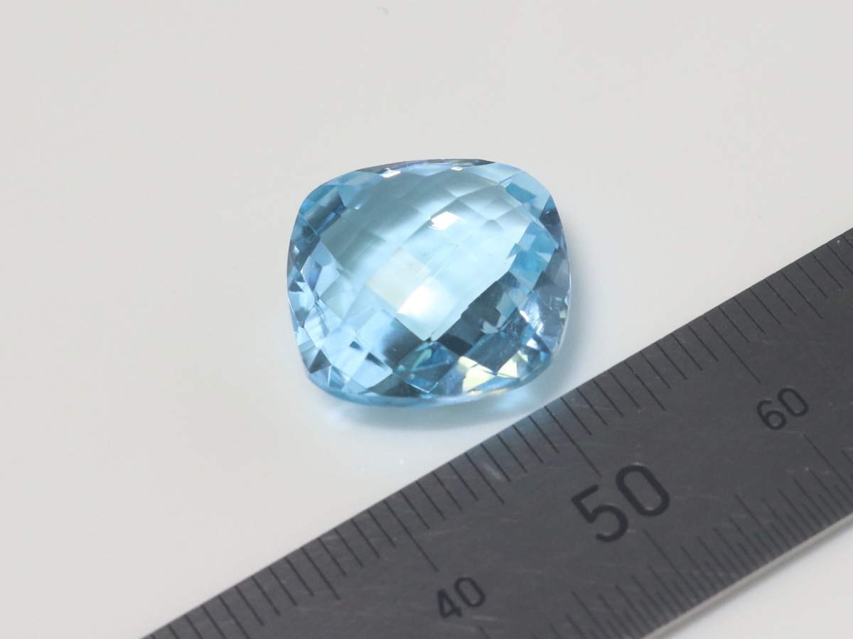 ダブルチェッカーボードカット ブルートパーズ 15.09ct クッションシェイプ 1辺15mm_画像2