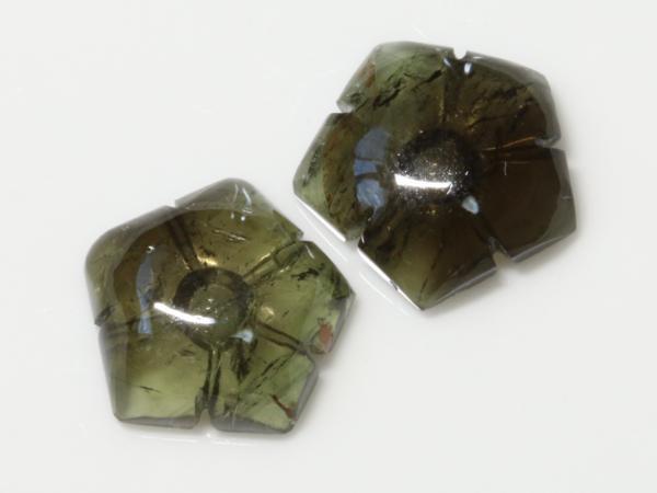 10 месяц зодиакальный камень зеленый оттенок коричневого. турмалин. цветок 2 .11.89ct