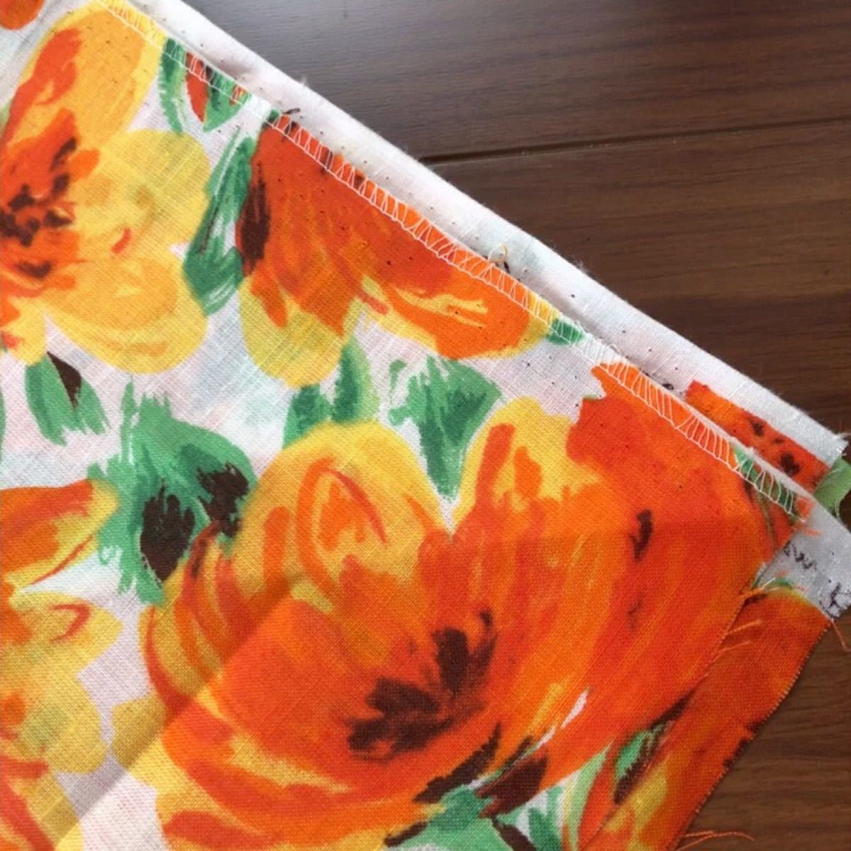 未使用 鮮やかな花柄生地