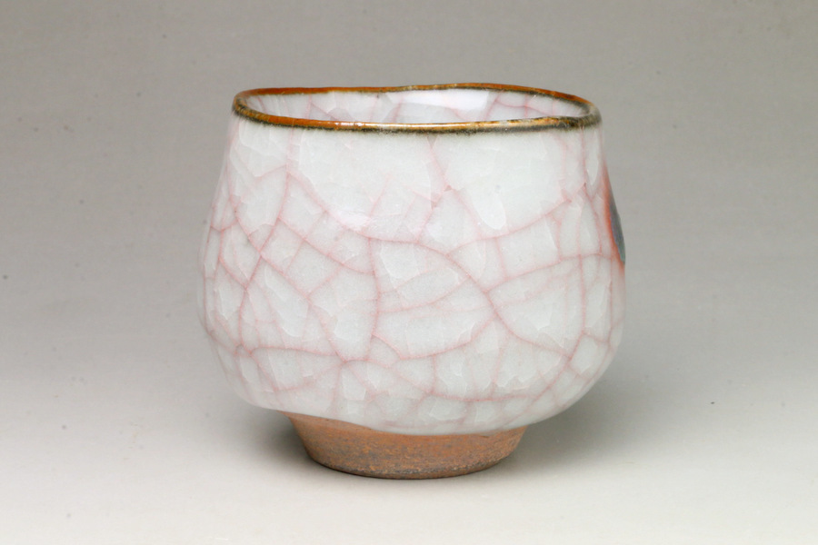 岸本謙仁作 米色瓷 ぐい呑 共箱 共布 略歴付 酒器 岸本謙仁作 米色瓷 ぐい呑 共箱 共布 略歴付 酒器