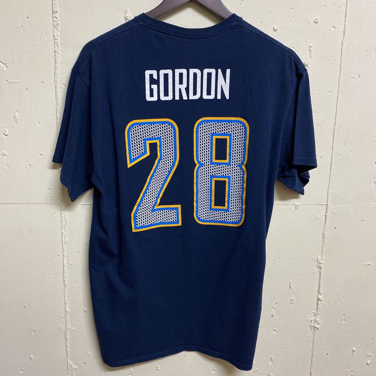 NFL アメフト アメリカンフットボール チームTシャツ 半袖 Tシャツ プリントTシャツ 古着 L ネイビー CHARGERS 28 GORDON_画像2