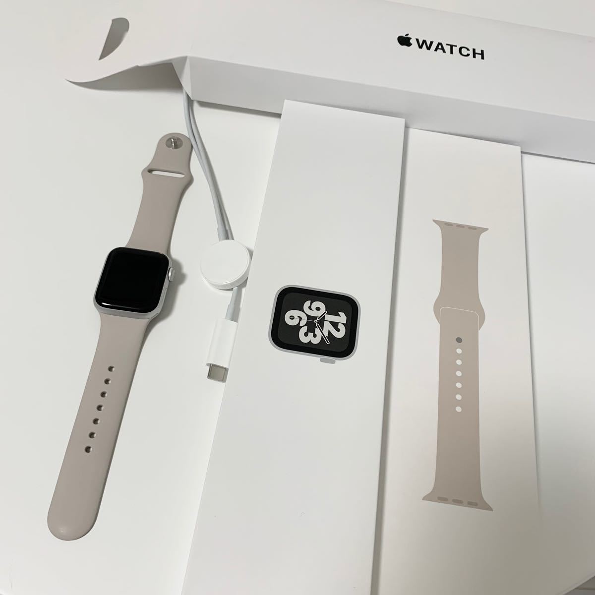 Apple Watch SE (GPSモデル) - 40mmシルバーアルミニウムケースとスターライトスポーツバンド - レギュラー