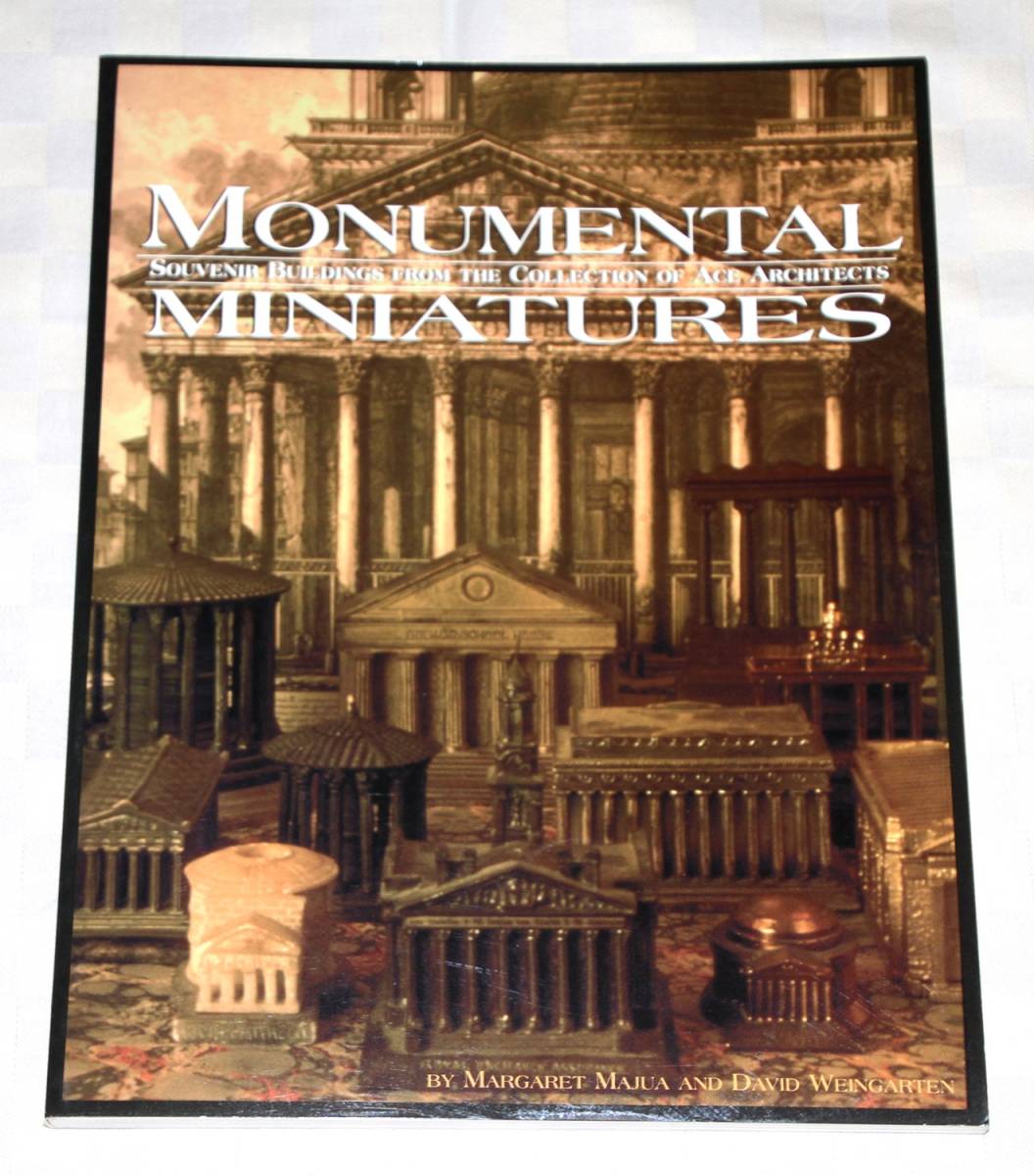 洋書　Monumental Miniatures: Souvenir Buildings from the Collection of Ace Architects　ミニチュア土産物　1999年　中古本